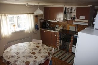 Köket i Torpet med runt matbord
