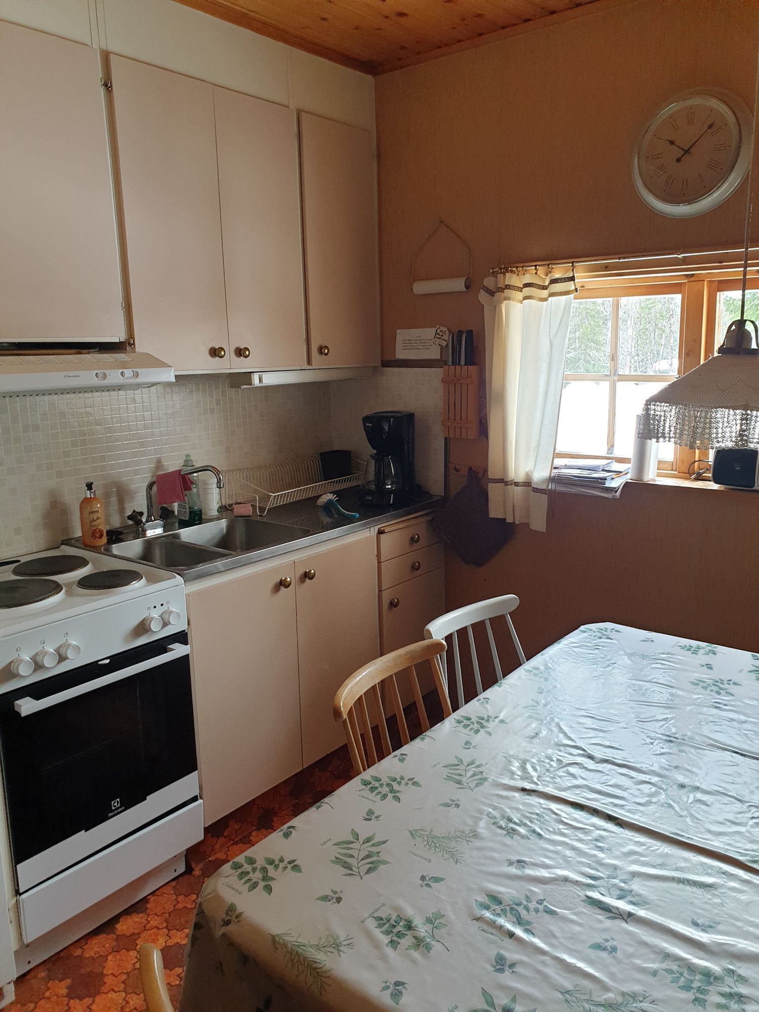Köket i Renhornet med elspis, ugn och matbord